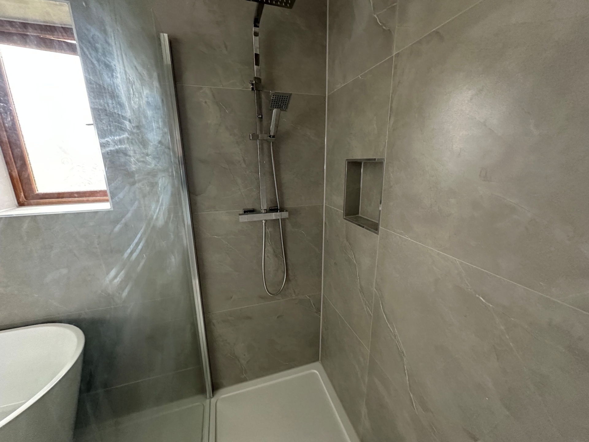 Walk-in shower with thermostatic rainfall head & recessed niche